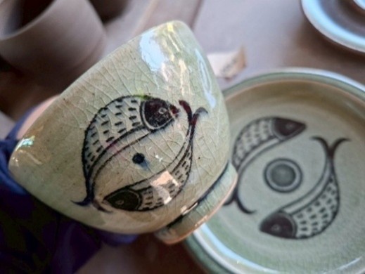 เครื่องปั้นดินเผาสันกำแพง “ลายปลาคู่”