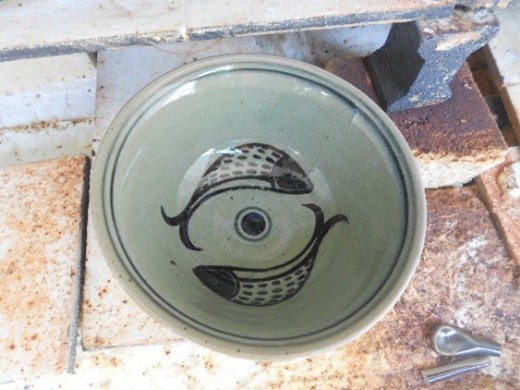 เครื่องปั้นดินเผาสันกำแพง “ลายปลาคู่”