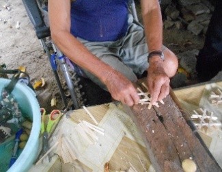 การสาน "ตาแหลว" นำเส้นตอกมาวางทับกัน